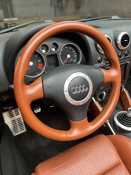 Soin des cuirs avec Re-pigmentation colouclock sur une Audi TT baseball  prés de Douai dans le Nord Pas de Calais