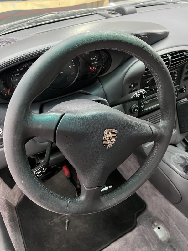 Entretien, soin nourrissant et reteinte siège en cuir Porsche 911 Carrera de 1999 venue d’Amiens