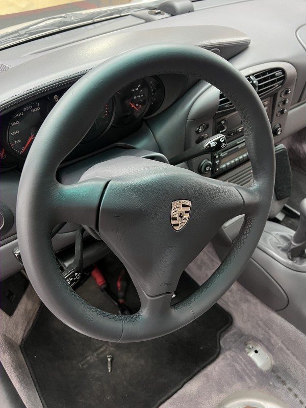 Entretien, soin nourrissant et reteinte siège en cuir Porsche 911 Carrera de 1999 venue d’Amiens