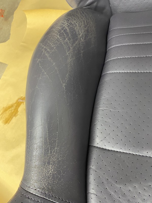 Entretien, soin nourrissant et reteinte siège en cuir Porsche 911 Carrera de 1999 venue d’Amiens