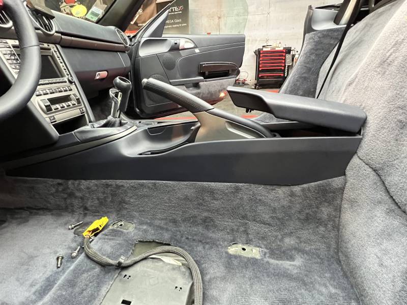 Entretien et re-pigmentation des cuirs Colourlock sur une Porsche Boxster près de cambrais dans le Nord Pas de Calais