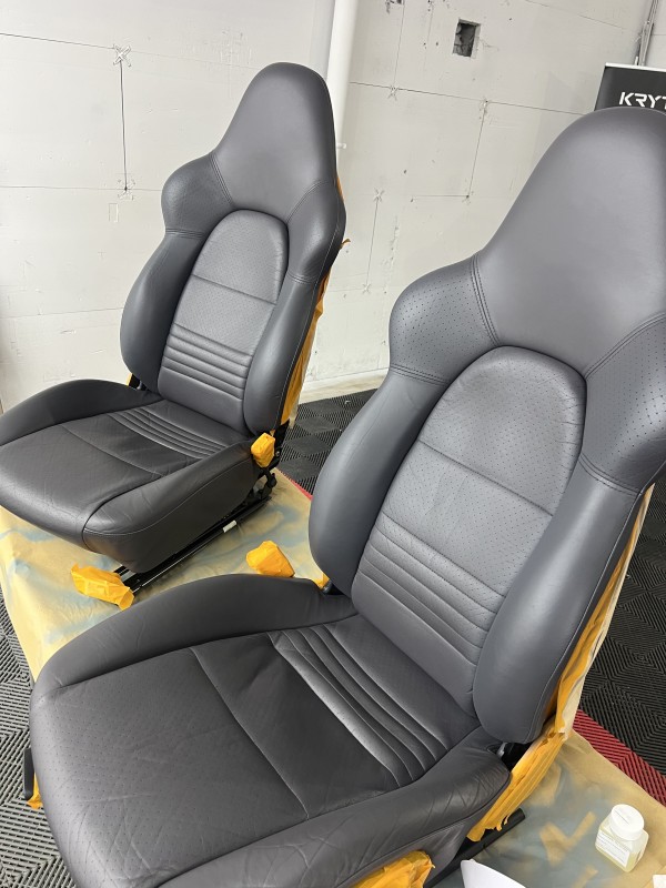 Entretien, soin nourrissant et reteinte siège en cuir Porsche 911 Carrera de 1999 venue d’Amiens