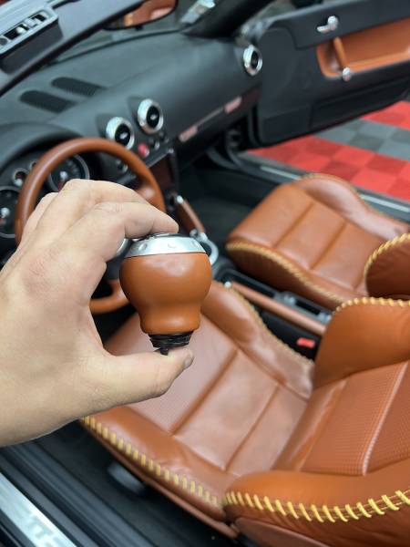 Soin des cuirs avec Re-pigmentation colouclock sur une Audi TT baseball  prés de Douai dans le Nord Pas de Calais