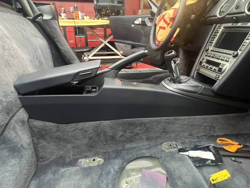 Entretien et re-pigmentation des cuirs Colourlock sur une Porsche Boxster près de cambrais dans le Nord Pas de Calais