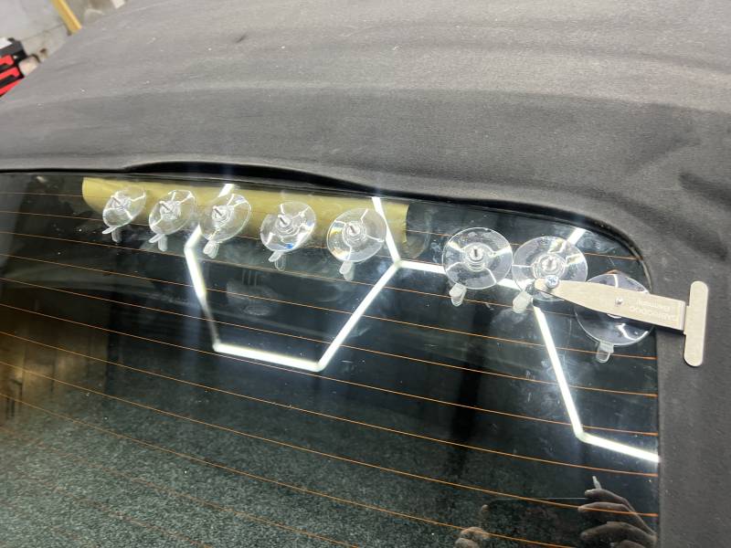 recollage des lunettes arrière sur capotes de cabriolet sur Arras dans le nord pas de calais